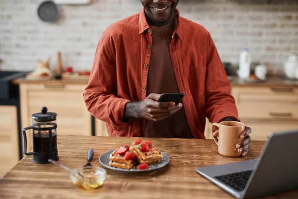 Junger Mann beim Frühstück — Stockfoto