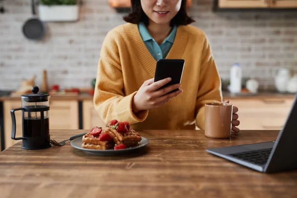 Woman using Smartphone at Breakfast — Stock Photo, Image