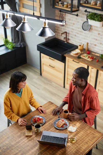 Par njuter av frukost i köket — Stockfoto