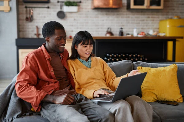 Junges Paar mit Laptop auf der Couch — Stockfoto