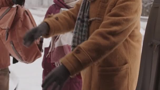四个年轻的多族裔朋友准备过冬路上开车时的中速射击 — 图库视频影像