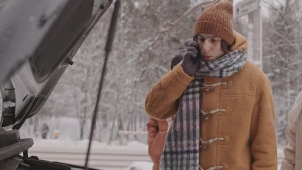 Karlı Kış Ormanlarında Yol Gezisinde Olan Çok Irklı Bir Arkadaş — Stok video