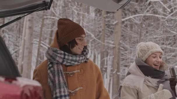 Mittlerer Zeitlupentempo Von Vier Jungen Gut Gelaunten Freunden Die Winter — Stockvideo