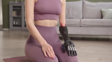 Yoga yaparken evde meditasyon yapan konsantre olmuş genç bir kadının yavaş çekimi.