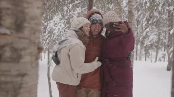 Середній Повільний Знімок Групи Багатоетнічних Друзів Зимовому Лісі Знімає Портрет — стокове відео