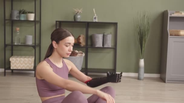 Slowmo Skott Ung Passform Kvinna Med Bionic Arm Efterbehandling Hem — Stockvideo