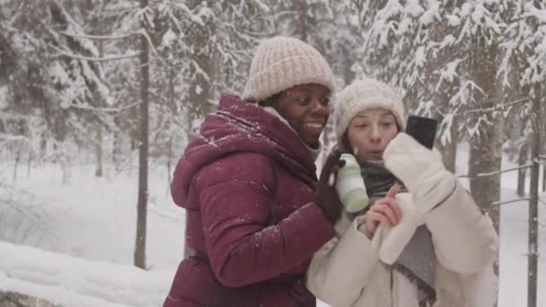 Середній Повільний Знімок Двох Молодих Різноманітних Подруг Які Знімають Портрети — стокове відео