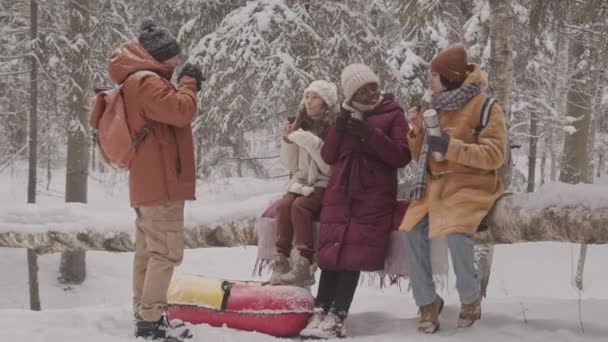 Повільний Знімок Чотирьох Молодих Багатоетнічних Друзів Які Проводять День Прекрасному — стокове відео