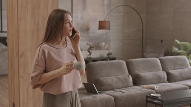 Μεσαία Αργή Βολή Της Νέας Σύγχρονης Γυναίκας Πίνοντας Καφέ Από — Αρχείο Βίντεο