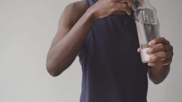 Midsection Powolne Ujęcie Nierozpoznawalnej Kobiety Bionicznym Ramieniem Biorącej Butelkę Wody — Wideo stockowe