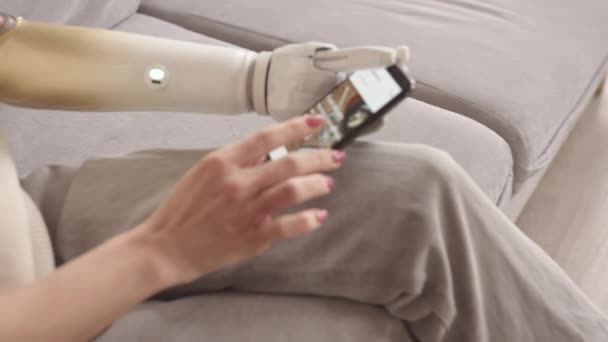 Медленный Снимок Молодой Белой Женщины Бионической Рукой Использующей Приложение Доставки — стоковое видео