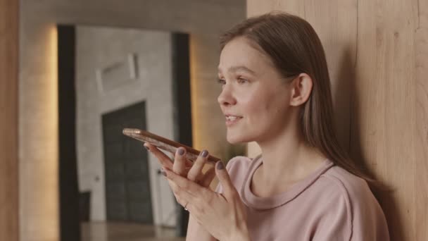 Brust Hoch Langsamaufnahme Einer Jungen Lächelnden Frau Die Drinnen Smartphone — Stockvideo