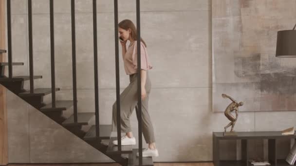 Slowmo Tiro Mulher Jovem Caucasiano Freelance Subindo Escadas Seu Apartamento — Vídeo de Stock