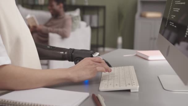 Slowmo Skott Ung Attraktiv Kvinna Med Bionic Arm Skriva Programkoder — Stockvideo