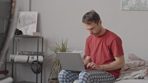 Seguimiento Tiro Medio Hombre Caucásico Pijamas Cuadros Que Comienzan Trabajar — Vídeos de Stock