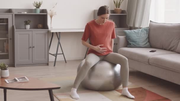Stab Slowmo Shot Young Expectant Mother Sportswear Sitting Exercise Ball — Stok Video