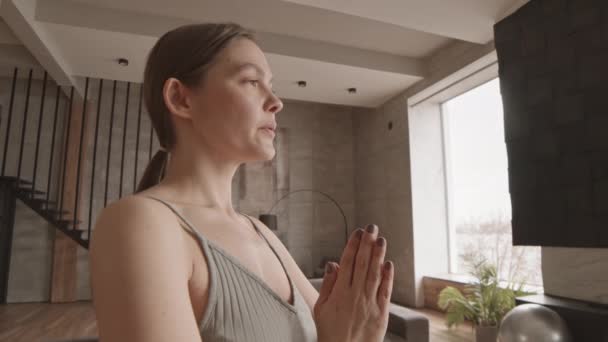 Handheld Slow Tiro Jovem Mulher Caucasiana Com Mãos Oração Olhando — Vídeo de Stock