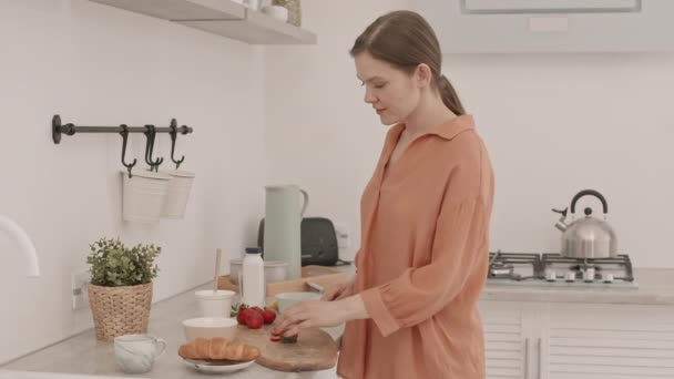 Medium Slow Shot Van Jonge Blanke Vrouw Maken Ontbijt Gezellige — Stockvideo