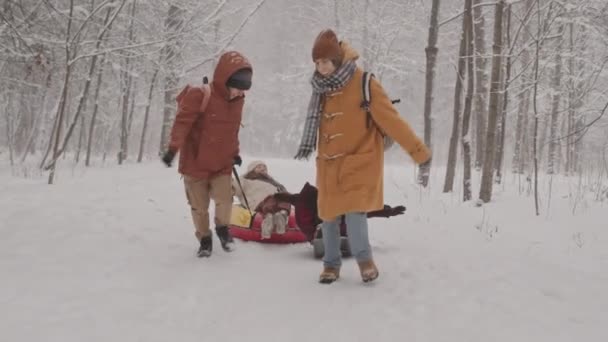Повільний Знімок Двох Веселих Молодих Чоловіків Носять Своїх Подруг Снігових — стокове відео