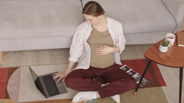 Top View Slow Shot Joven Mujer Embarazada Caucásica Ropa Casa — Vídeos de Stock