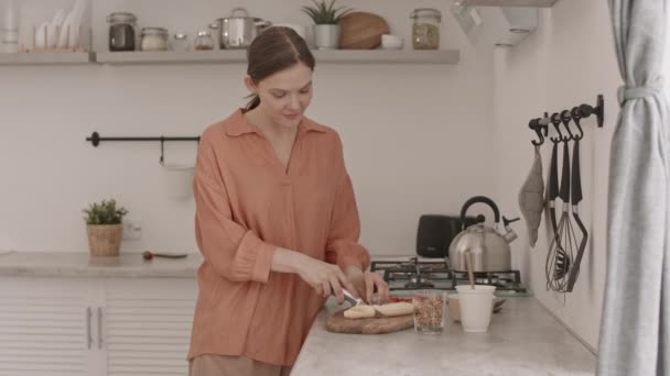 Medium Slowmo Schot Van Jonge Blanke Vrouw Snijden Van Fruit — Stockvideo