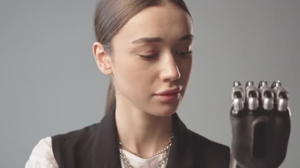 Медленный Портрет Улыбающейся Молодой Белой Женщины Черной Бионической Рукой Смотрящей — стоковое видео