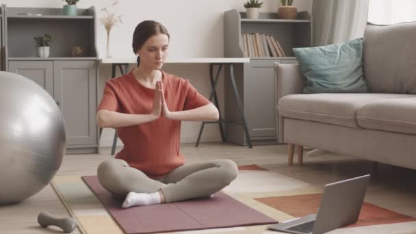 Genç Hamile Bir Kadının Laptopta Yoga Dersini Izlerken Lotusta Oturmuş — Stok video