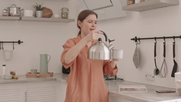 Média Lenta Tiro Jovem Mulher Alegre Cantando Dançando Energeticamente Cozinha — Vídeo de Stock