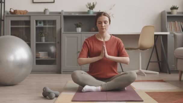 Döfés Slow Lövés Fiatal Kaukázusi Terhes Meditál Miközben Lótuszpozícióban Jóga — Stock videók