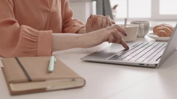 Mutfaktaki Masada Otururken Laptopunu Kullanan Tanınmayan Bir Kadınının Yavaş Yavaş — Stok video
