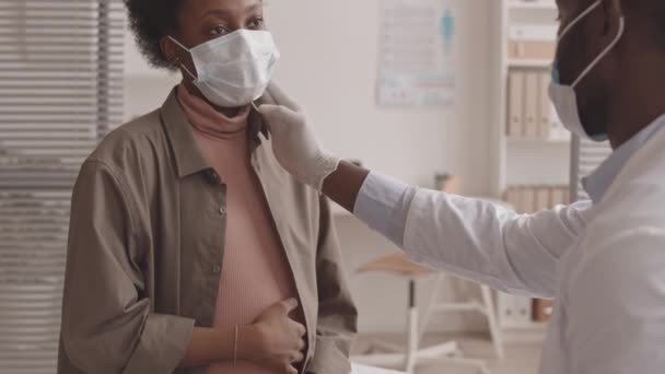 Kippende Langsamaufnahme Eines Afroamerikanischen Arztes Der Junge Schwangere Frauen Bei — Stockvideo