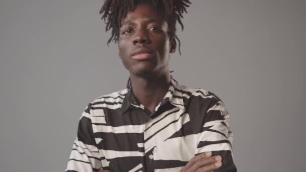 Inclinação Slow Retrato Confiante Jovem Afro Americano Preto Branco Camisa — Vídeo de Stock