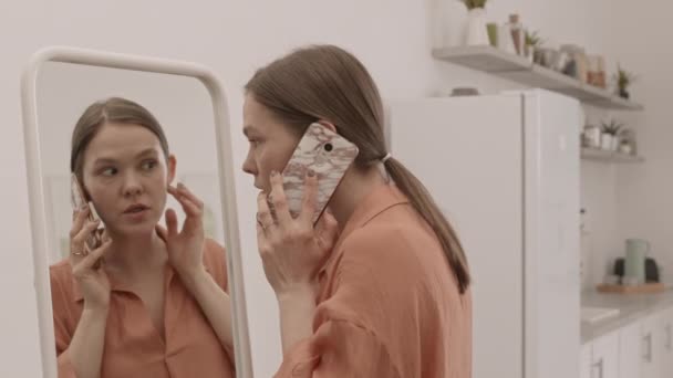 中慢镜头 年轻的白人女人在家里用智能手机对着镜子说话 — 图库视频影像