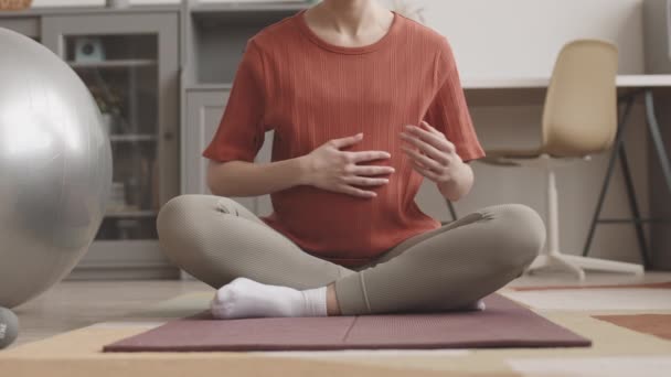 Медленный Снимок Беременной Женщины Сидящей Позе Лотоса Коврике Йоги Медитирующей — стоковое видео