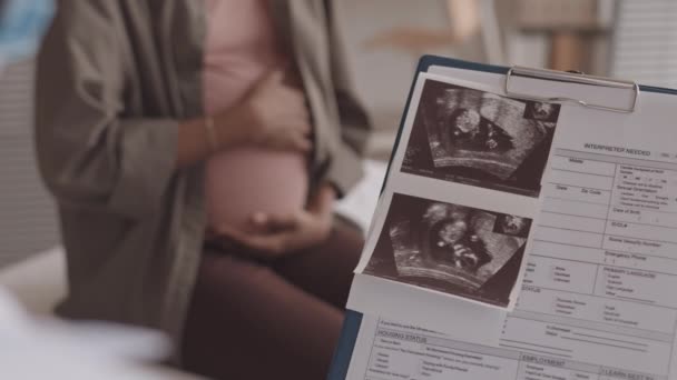 Primer Plano Medio Con Lentitud Ginecólogo Irreconocible Mirando Imagen Ultrasonido — Vídeos de Stock