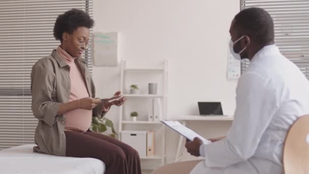 Orta Yavaş Çekimde Afrikalı Amerikalı Erkek Doktor Mutlu Hamile Siyahi — Stok video