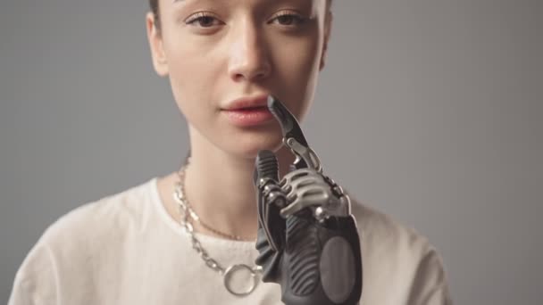 Cropped Slowmo Portret Femeie Tânără Braț Bionic Care Ține Degetul — Videoclip de stoc