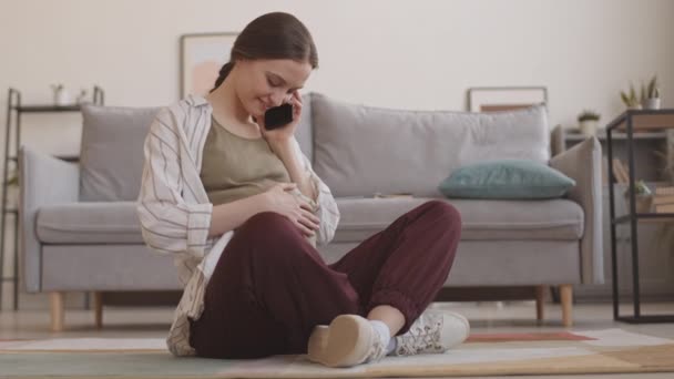 Langsamaufnahme Einer Glücklichen Jungen Schwangeren Die Mit Dem Smartphone Chattet — Stockvideo