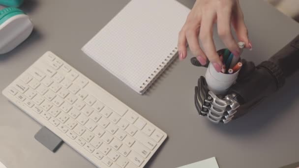 Vista Superior Slow Shot Escritura Femenina Irreconocible Copybook Celebración Pluma — Vídeo de stock