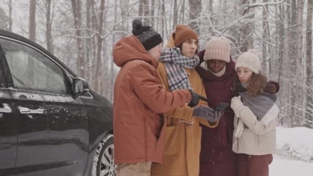 Середній Повільний Знімок Групи Молодих Багатоетнічних Друзів Загубився Зимовому Лісі — стокове відео