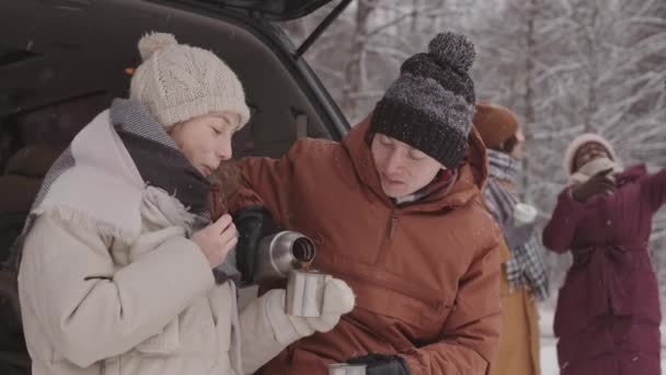 Середній Повільний Знімок Молодої Романтичної Пари Сидить Багажнику Відкритого Автомобіля — стокове відео