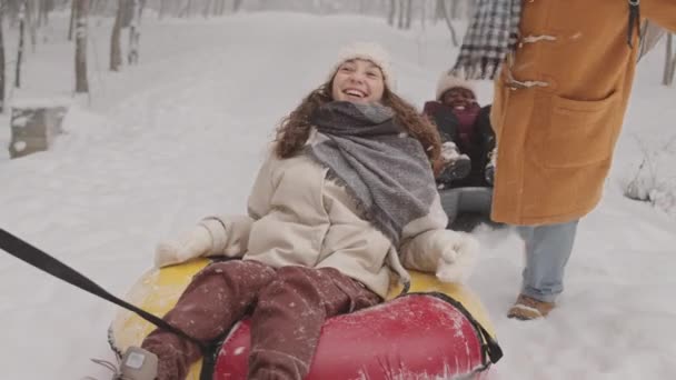 Slowmo Ujęcie Szczęśliwej Młodej Białej Kobiety Bawiącej Się Podczas Jazdy — Wideo stockowe