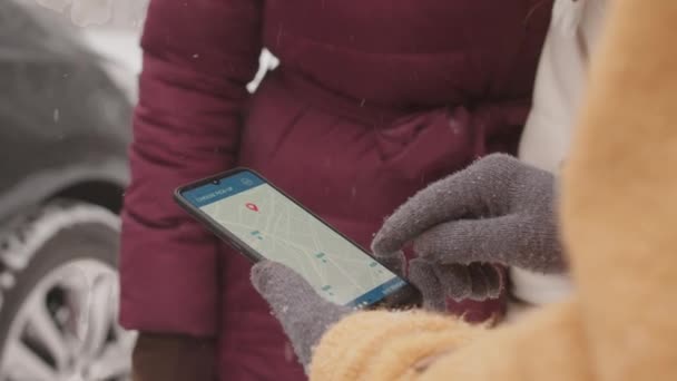 在冬季森林里站在室外时 用智能手机地图对无法辨认的人进行特写镜头 — 图库视频影像