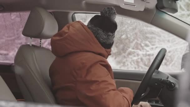 Slowmo Tiro Jovem Caucasiano Entrar Assento Motorista Seu Carro Fixando — Vídeo de Stock