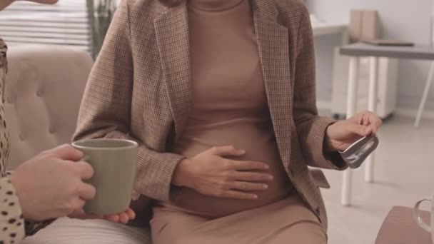 Oříznuta Pomalý Záběr Nastávající Matky Ukazující Ultrazvuk Skenování Svého Dítěte — Stock video