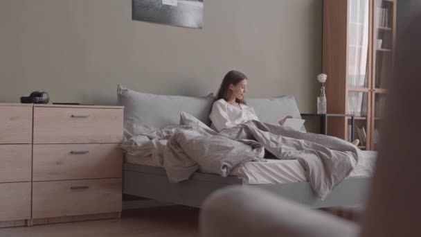Dizüstü Bilgisayarlı Rahat Evinde Yatakta Kahvaltı Yapan Beyaz Bir Kadının — Stok video