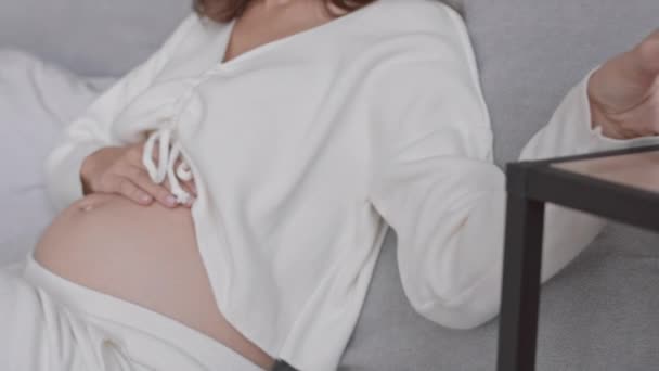Śledzenie Powolne Ujęcie Młodej Szczęśliwej Kobiety Ciąży Miłej Białej Homewear — Wideo stockowe