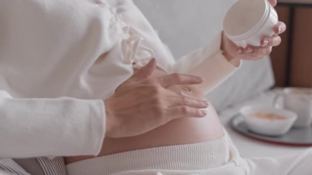 Slowmo Gros Plan Femme Enceinte Méconnaissable Frottant Crème Hydratante Sur — Video