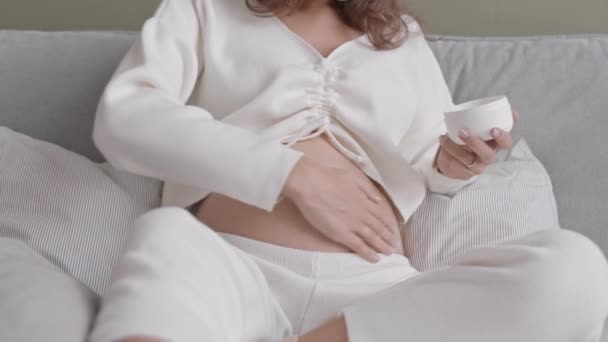 Moyen Coup Ralenti Jeune Belle Femme Enceinte Caucasienne Appliquant Une — Video