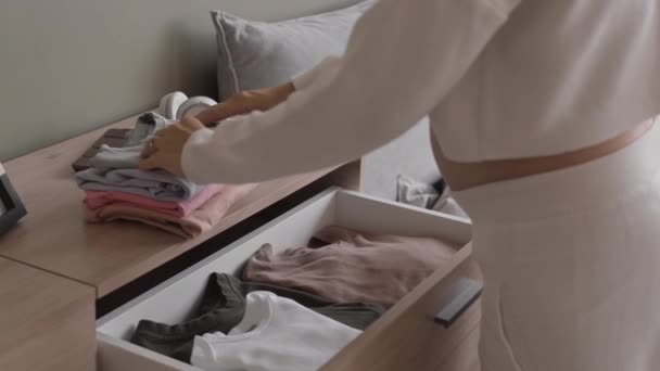 Καλλιεργημένη Αργή Βολή Αγνώριστη Έγκυος Γυναίκα Ζεστό Homewear Βάζοντας Ρούχα — Αρχείο Βίντεο